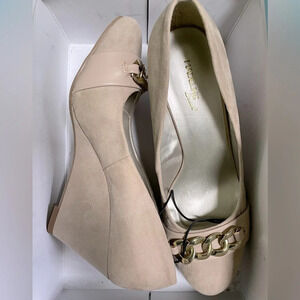 Madeleine Stuart’s “Perry” NWOT 10w tan wedge 3” heel w/gold tone chain accent.